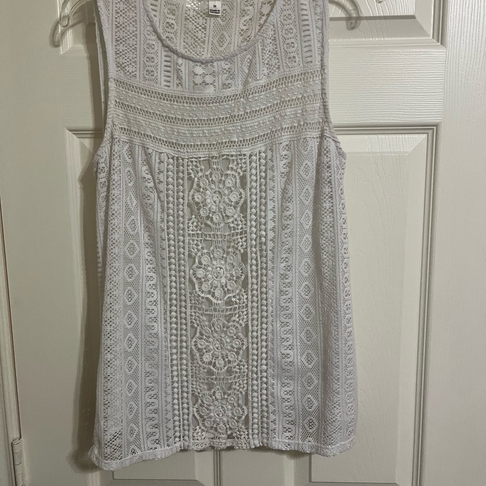 Chic White Lace Tank Top with Intricate Detailing